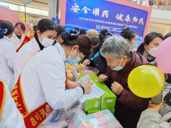 圖為定點(diǎn)回收單位工作人員在登記群眾交納的家庭過(guò)期藥品。（單曉彤 攝）