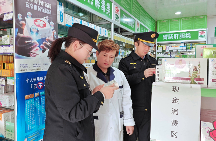 圖為該局執(zhí)法人員在一家藥店檢查。