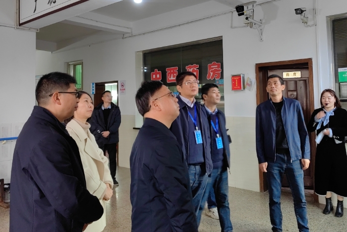 圖為覃永忠（中）在仁義衛(wèi)生院考察。