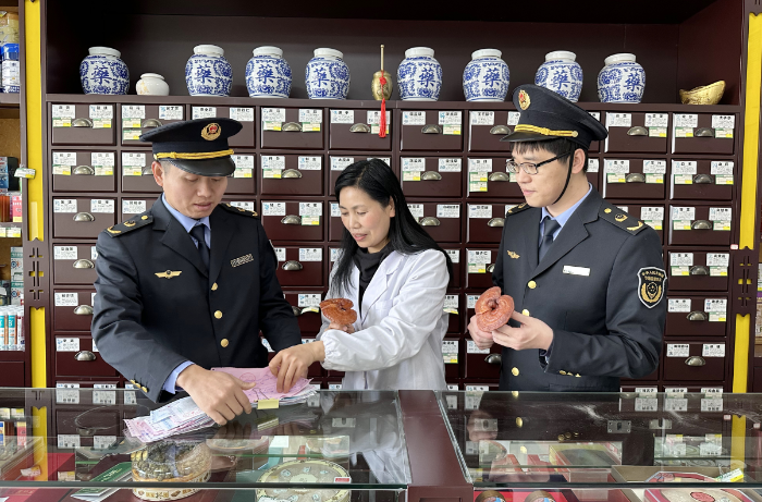 圖為該局監(jiān)管人員在一家藥品零售企業(yè)檢查滋補(bǔ)類中藥飲片進(jìn)貨臺(tái)帳及儲(chǔ)存情況。