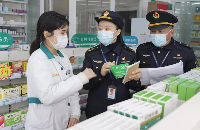 圖為1月28日，該局監(jiān)管人員在一家藥店檢查處方藥銷售臺(tái)賬。