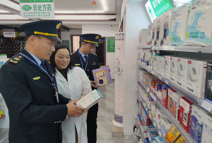 圖為1月29日，該局執(zhí)法人員在一家醫(yī)療器械經營企業(yè)檢查電子血壓計質量。