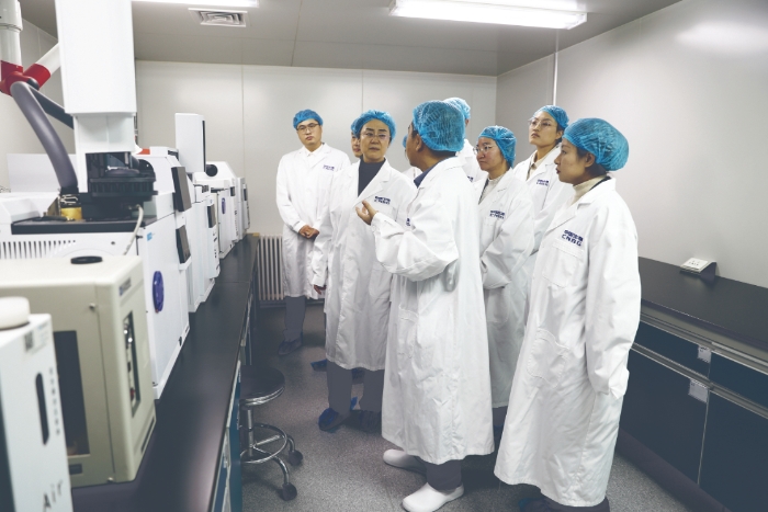 圖為吉林省疫苗檢查中心檢查員在疫苗企業(yè)檢查指導(dǎo)工作。