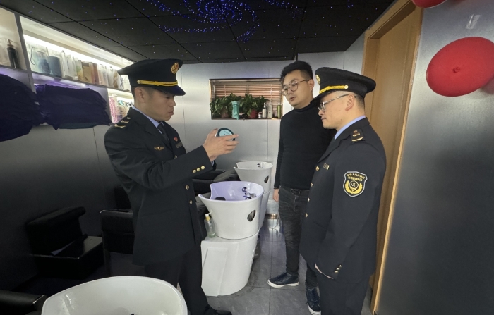 圖為執(zhí)法人員正在一家美容美發(fā)機(jī)構(gòu)進(jìn)行現(xiàn)場檢查。