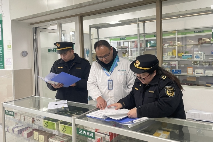 圖為該局執(zhí)法人員在一家藥店進(jìn)行相關(guān)檢查。