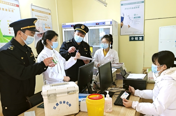 圖為1月31日執(zhí)法人員在一家鄉(xiāng)鎮(zhèn)衛(wèi)生院檢查。