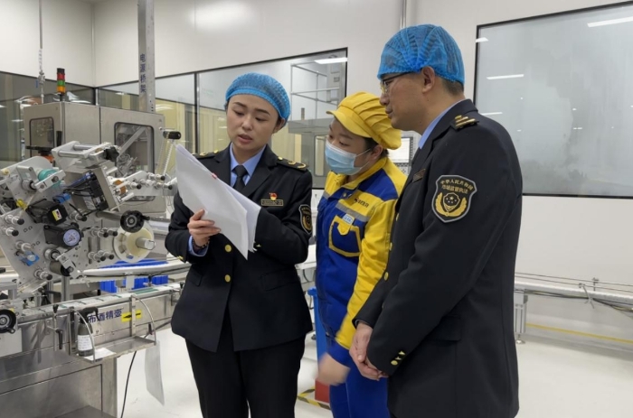 圖為監(jiān)管人員在外包裝間查看產(chǎn)品批生產(chǎn)記錄。（齊桂榕 攝）