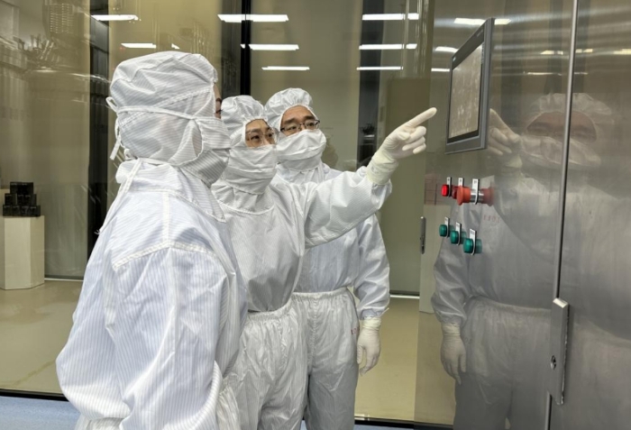 圖為監(jiān)管人員在配制間查看料體貯存罐的設(shè)備參數(shù)。（齊桂榕 攝）