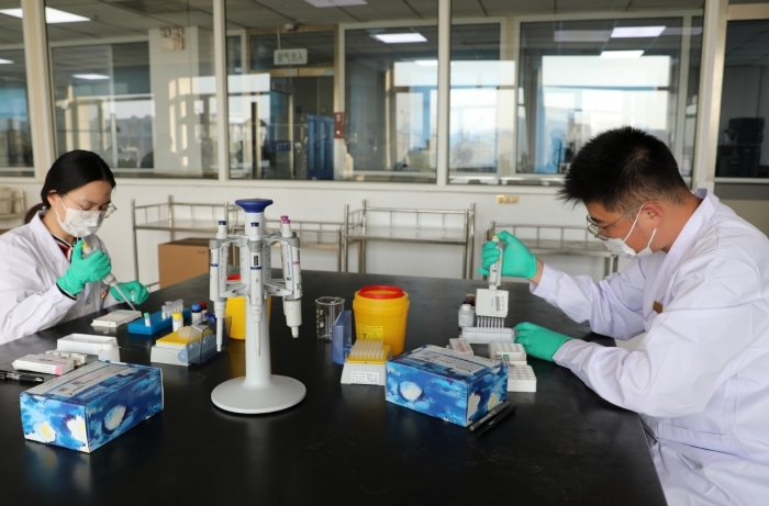 圖為檢驗人員對企業(yè)送檢藥品應(yīng)急檢驗。