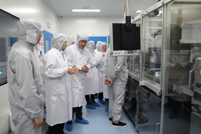 圖為派駐檢查員檢查疫苗生產(chǎn)企業(yè)生產(chǎn)線。（葉陽(yáng)歡攝）