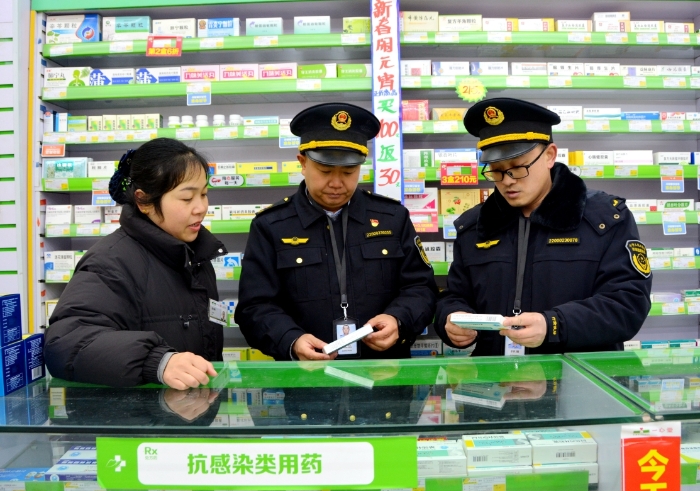 圖為執(zhí)法人員在一家藥店檢查。