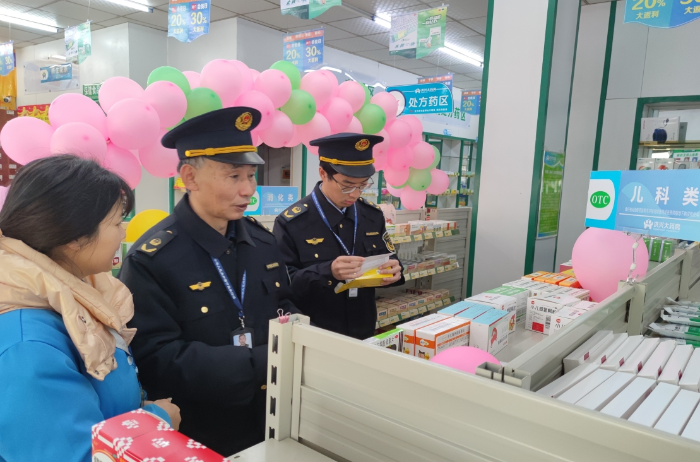 圖為執(zhí)法人員在零售藥店檢查兒童藥品。