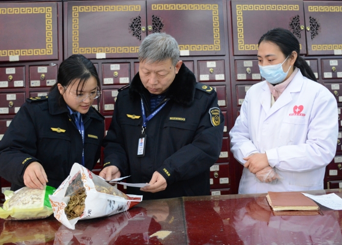 圖為執(zhí)法人員在一家零售藥店檢查中藥飲片質(zhì)量安全情況。