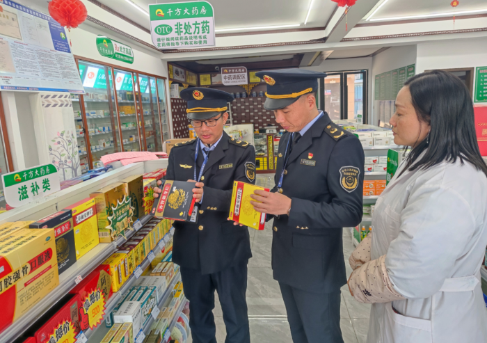 圖為3月2日，該局執(zhí)法人員在一家零售藥店檢查滋補(bǔ)養(yǎng)顏類藥品質(zhì)量。