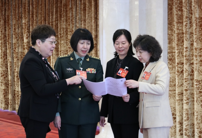 圖為全國(guó)政協(xié)醫(yī)衛(wèi)界別部分委員在小組會(huì)議結(jié)束后，繼續(xù)討論政府工作報(bào)告內(nèi)容。