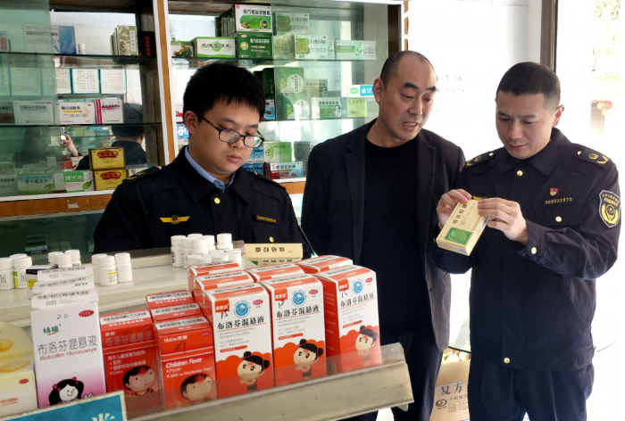圖為執(zhí)法人員在大木森林公園景區(qū)一家便民藥房檢查藥品質量。