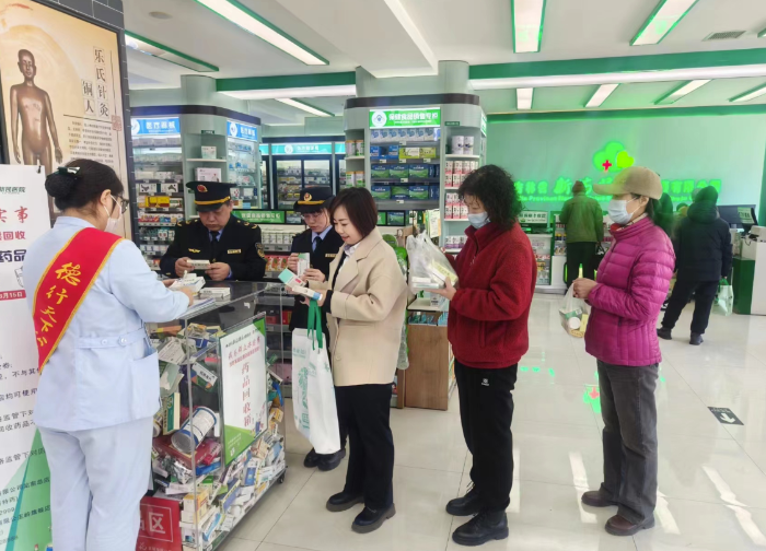 圖為當(dāng)?shù)厥忻褊x躍參與過(guò)期藥品回收活動(dòng)現(xiàn)場(chǎng)。