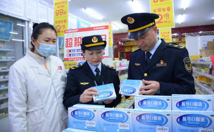 圖為該所執(zhí)法人員在一家藥店檢查春季常用藥品。
