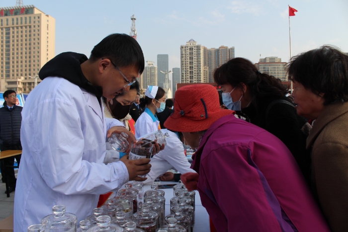 圖為甘肅省藥品檢驗(yàn)研究院工作人員為社區(qū)居民講解中藥材安全知識(shí)。