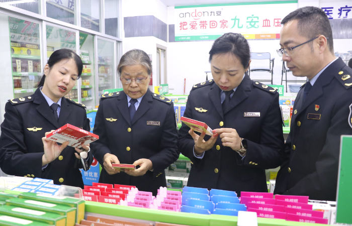 圖為該局執(zhí)法人員深入轄區(qū)藥店進行抽查。