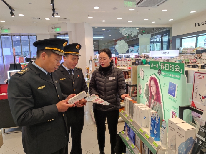 圖為3月19日，該局執(zhí)法人員在化妝品專賣店檢查。