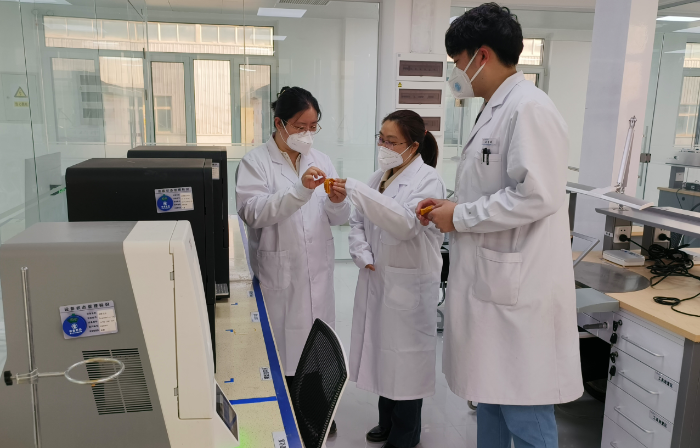 圖為第三分局執(zhí)法人員對(duì)定制式義齒類醫(yī)療器械生產(chǎn)企業(yè)的模型打印設(shè)備進(jìn)行檢查。