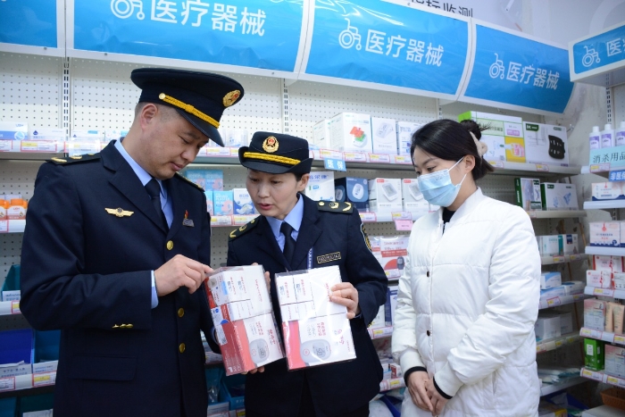 圖為該局執(zhí)法人員在一家醫(yī)療器械經(jīng)營企業(yè)檢查血糖儀質(zhì)量情況。