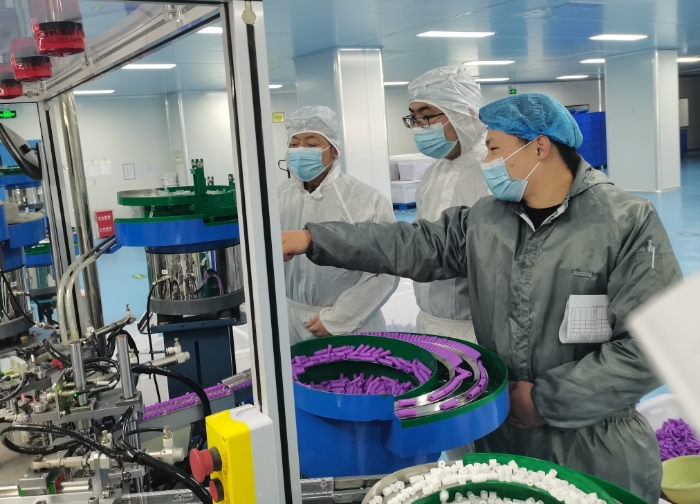 圖為監(jiān)管人員檢查末稍采血針自動組裝機。