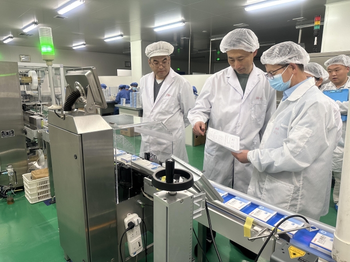 圖為監(jiān)管人員在一家抗生素生產(chǎn)企業(yè)對批生產(chǎn)記錄進行核對