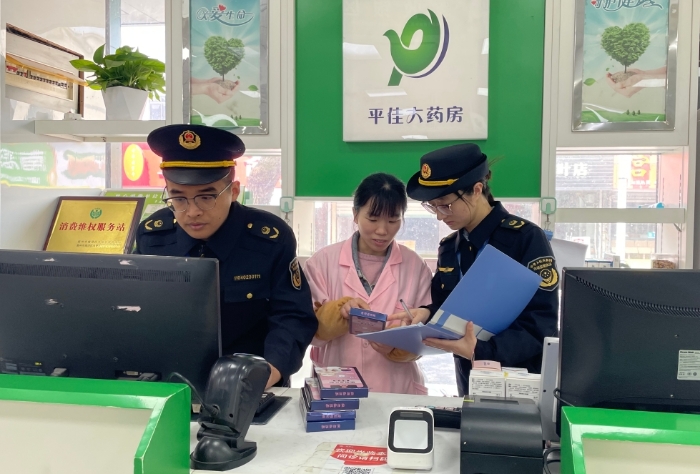 圖為執(zhí)法人員在一家醫(yī)療器械網(wǎng)絡(luò)銷售單位開(kāi)展檢查。