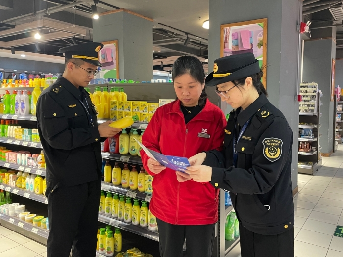 圖為執(zhí)法人員對在售的兒童化妝品進(jìn)行檢查。