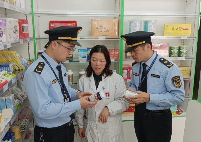 圖為該局執(zhí)法人員正在一家藥店內(nèi)開展檢查。