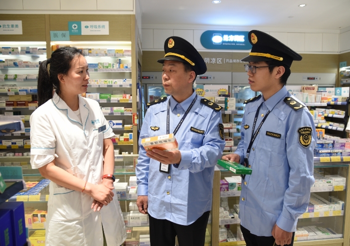 圖為執(zhí)法人員在一家藥店檢查藥品經(jīng)營(yíng)情況。