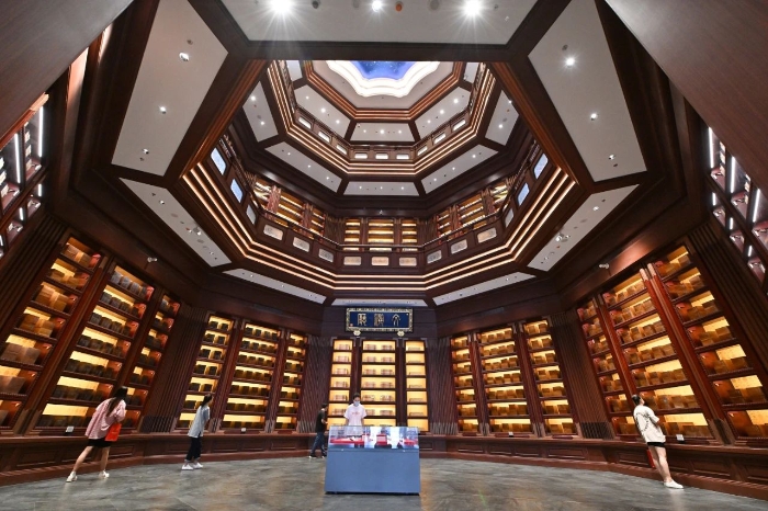 2022年7月30日，觀眾在中國國家版本館中央總館文瀚廳內(nèi)參觀。當(dāng)日，中國國家版本館開館暨展覽開幕式在中國國家版本館中央總館舉行。新華社記者 李鑫 攝