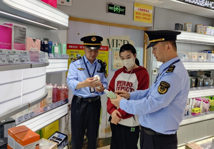 圖為該分局執(zhí)法人員對(duì)一家進(jìn)口化妝品經(jīng)營(yíng)主體開展現(xiàn)場(chǎng)檢查。