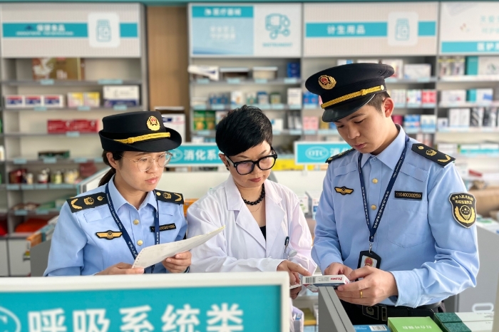 圖為該局執(zhí)法人員正在一家藥店對其經銷的藥品進行仔細核查相關信息。