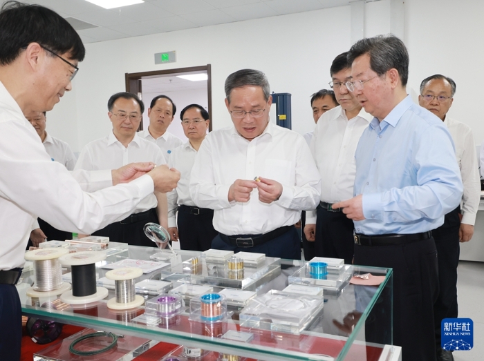 5月22日至23日，中共中央政治局常委、國(guó)務(wù)院總理李強(qiáng)在河南調(diào)研。這是5月22日，李強(qiáng)在中原科技城河南省科學(xué)院調(diào)研。新華社記者 王曄 攝