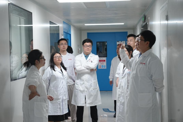 圖為實驗員講解實驗室。