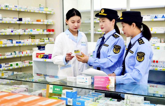 圖為該局執(zhí)法人員在農(nóng)村一家藥店檢查貨架上的藥品。