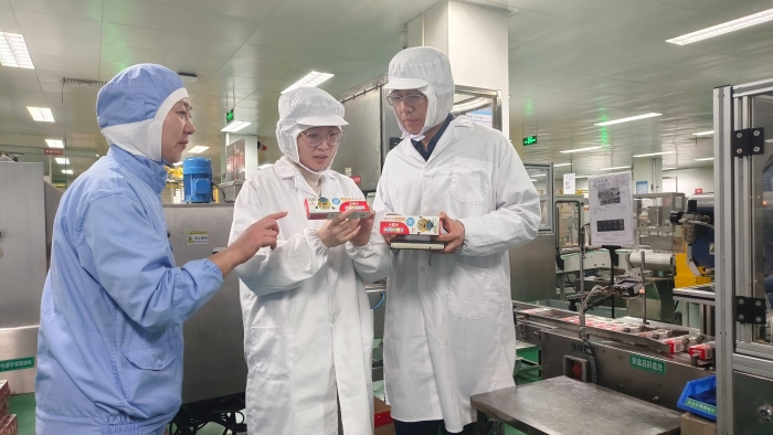 圖為執(zhí)法人員對兒童牙膏生產(chǎn)線進行現(xiàn)場檢查。（張力文 攝）