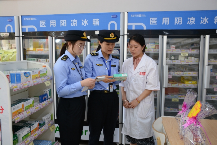 圖為開封市金明池市場監(jiān)管所執(zhí)法人員在一家零售藥店檢查陰涼藥品存儲情況。