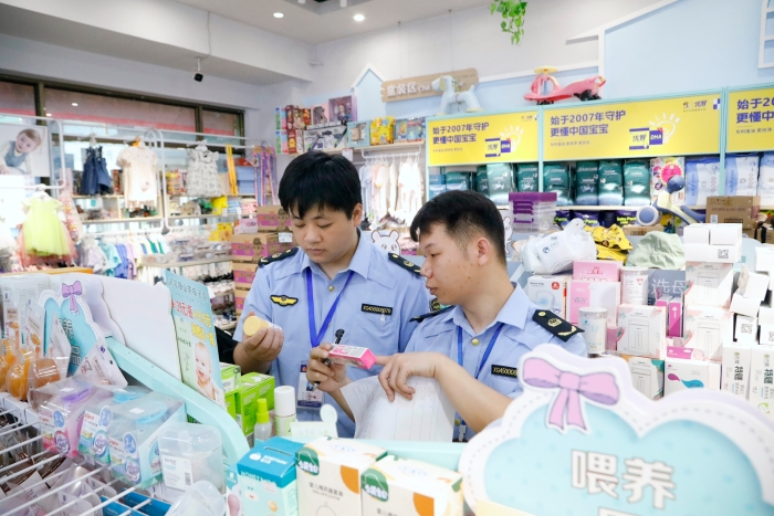 圖為該局執(zhí)法人員在一家母嬰用品店檢查兒童化妝品。（何正君 攝）