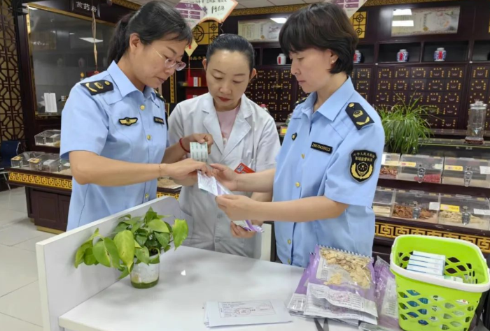 圖為該局執(zhí)法人員在一家藥店開展抽檢。