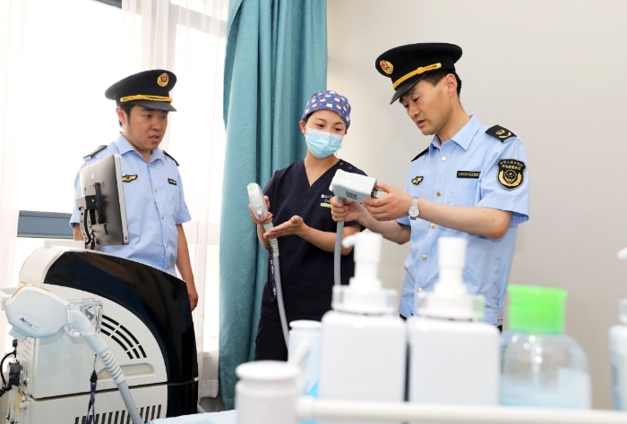 圖為南黎街道市場監(jiān)管所執(zhí)法人員在醫(yī)療器械使用單位檢查。