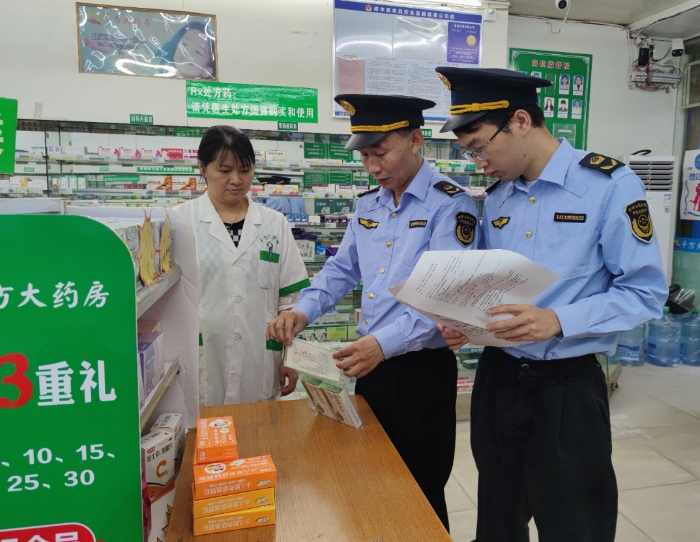 圖為6月13日，該局工作人員在一家藥品零售企業(yè)抽檢藥品。