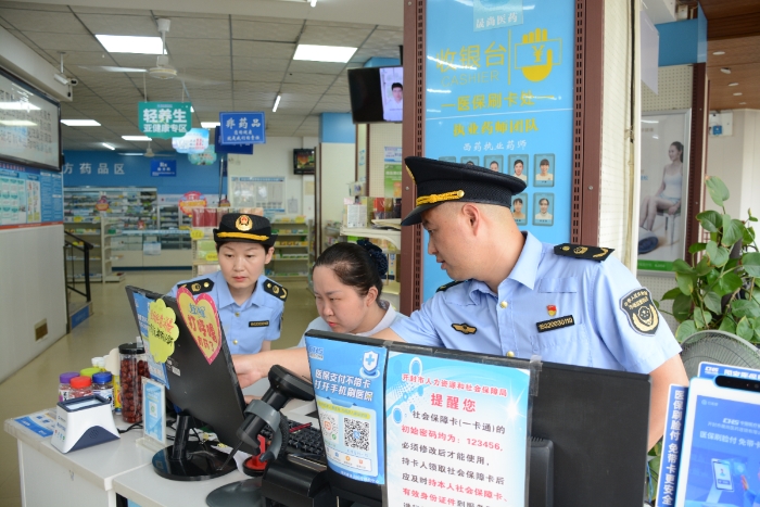 圖為執(zhí)法人員在一家零售藥店檢查藥品網絡銷售情況。