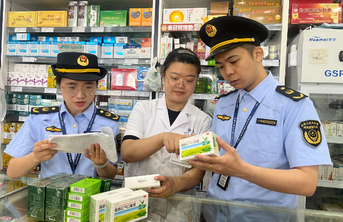 圖為該局執(zhí)法人員在一家藥店對藥品經(jīng)銷情況進行全面核查。