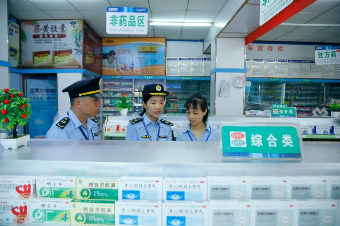 圖為6月25日，南陽鎮(zhèn)市場監(jiān)管所執(zhí)法人員在一家藥店進行檢查。（何正君 攝）