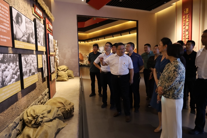 圖為第五分局黨員在沂蒙精神厲家寨展覽館參觀學(xué)習(xí)。趙蘭芳 攝