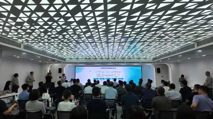 圖為三迭紀(jì)工作人員向高研班學(xué)員們介紹3D打印制藥工藝。（殷芝 攝）